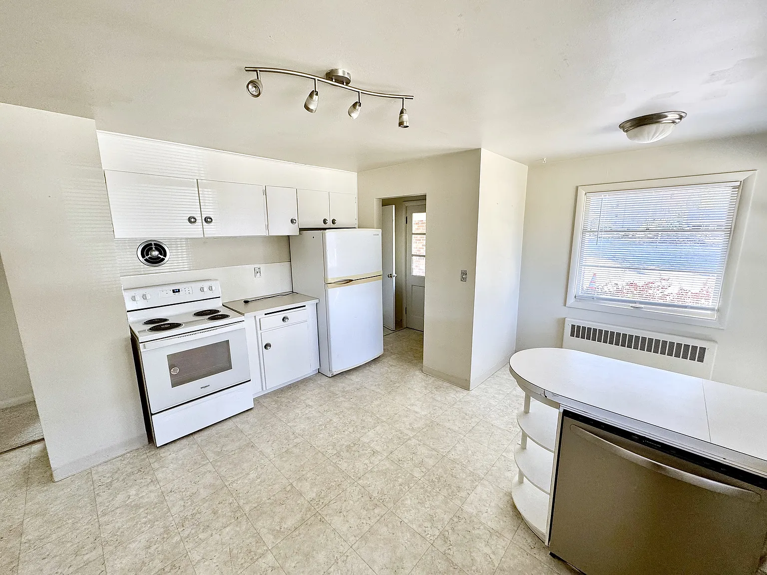3 bed, 1.5 bath, 2600 sqft, $2,800 — Photo 2