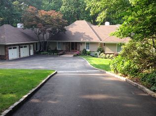 8 Valleywood Ct W, Saint James, NY 11780