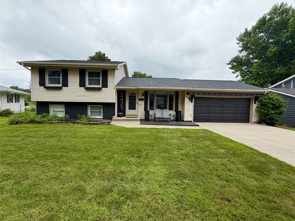 2421 N 2nd Ave E, Newton, IA 50208