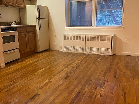 2nd image of 320 W 96th St APT 1D