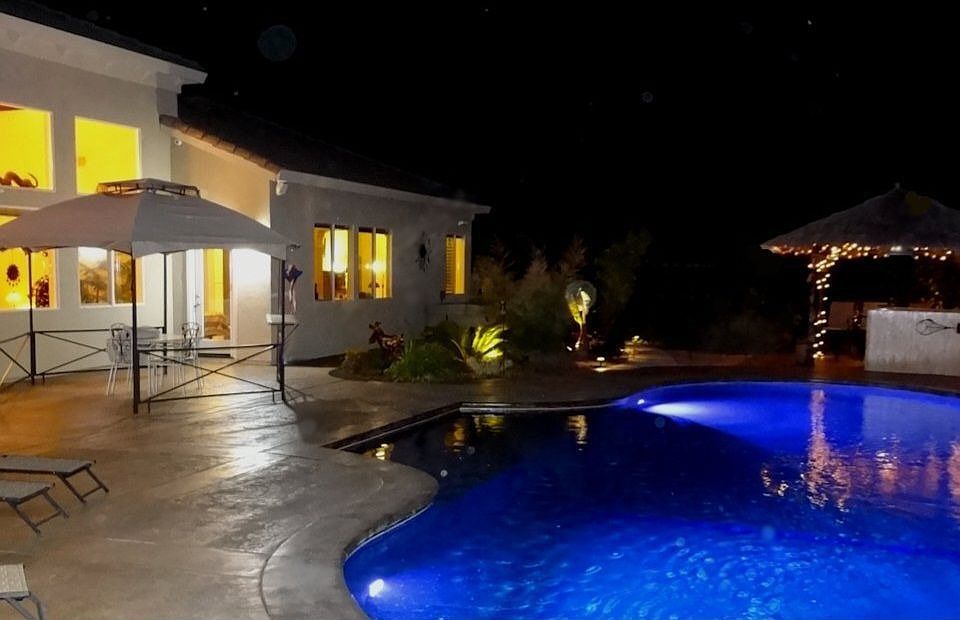 Backyard paradise w/ pool, waterfall, tropical palapa w/ granite bar, jacuzzi