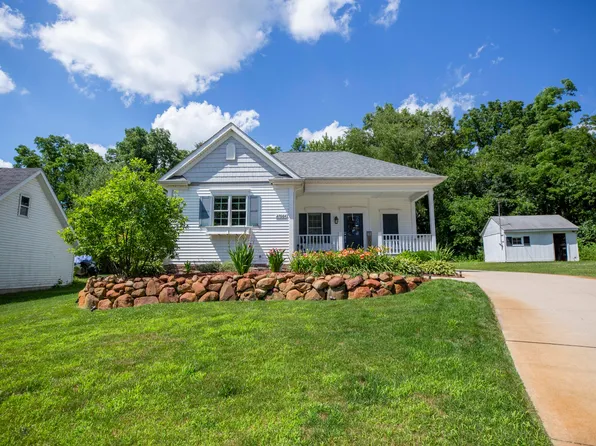 27064 Curtis Dr, Edwardsburg, MI 49112