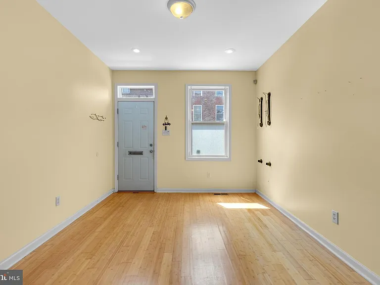 2476 Emerald St — Photo 4