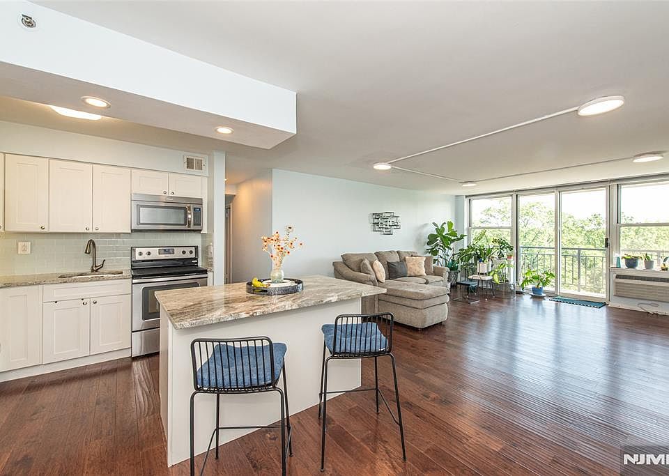 1st image of 300 Main St APT 707