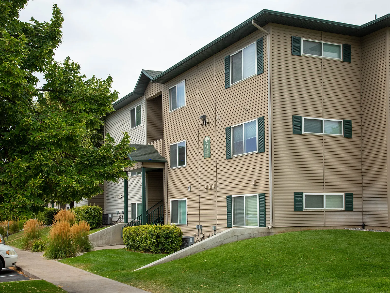 Hanbury Manor Apartments — Photo 2