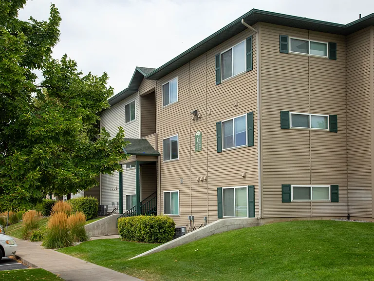Hanbury Manor Apartments — Photo 2