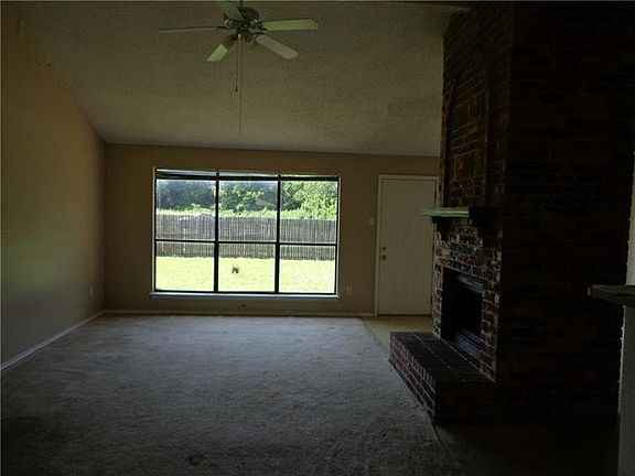 5th image of 1015 Cresthaven Dr