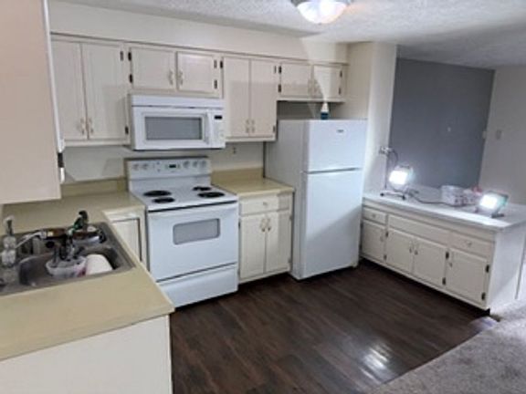 2nd image of 1525-1547 E Foxcliff Dr S