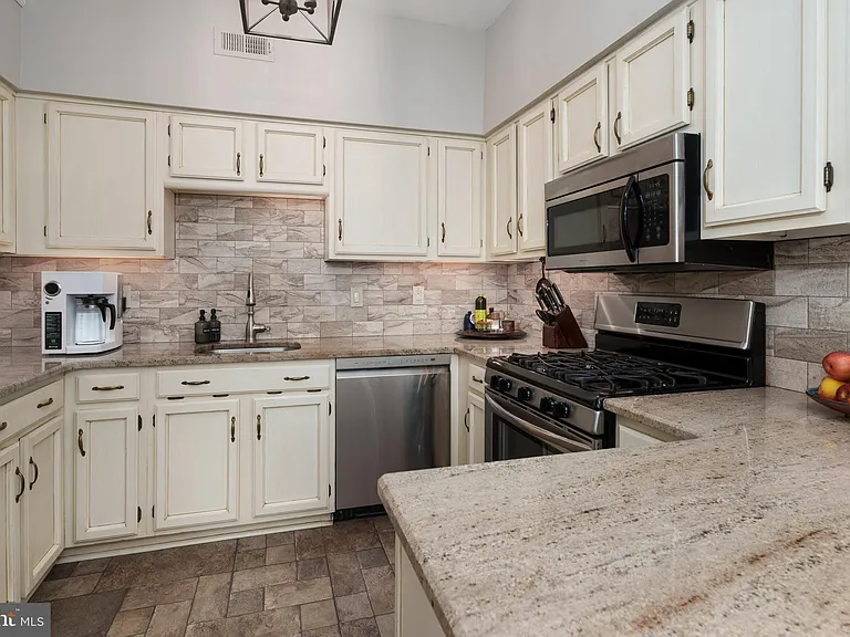 9 Woodmont Dr — Photo 10
