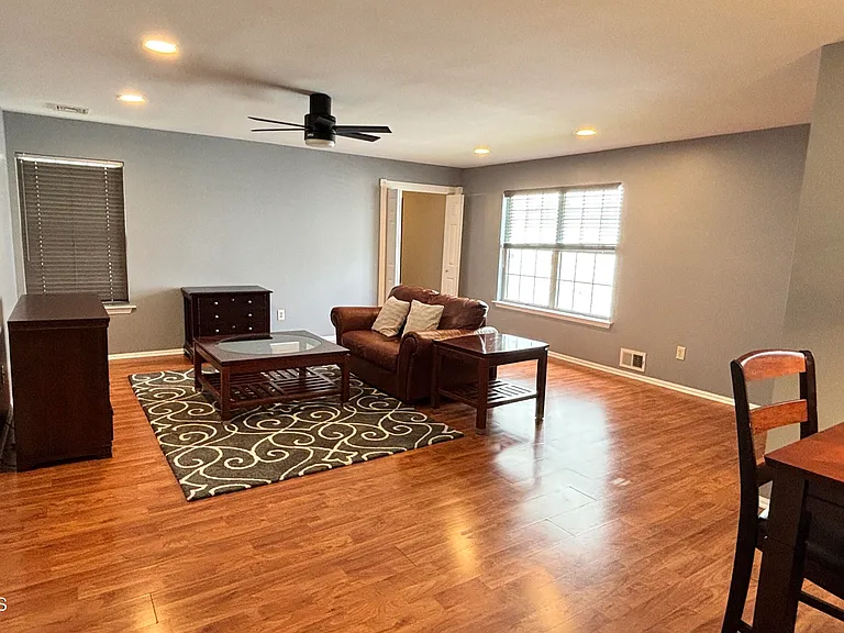 198 Tulip Ln — Photo 3