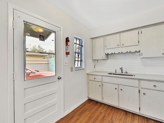 5th image of 853 Fernway St