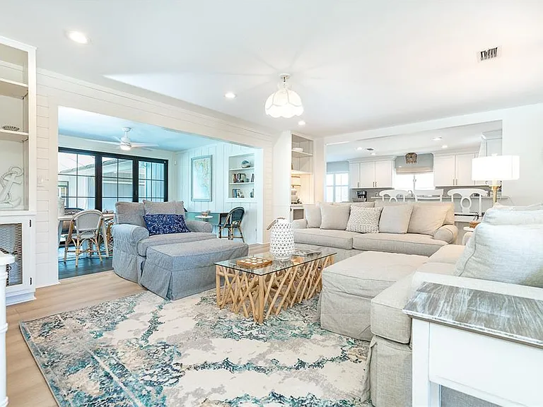 320 Anchor Row — Photo 6