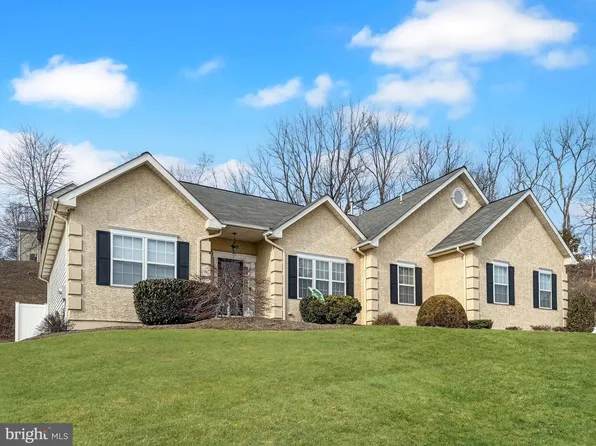 25 Pebble Beach Ln, Pottstown, PA 19464