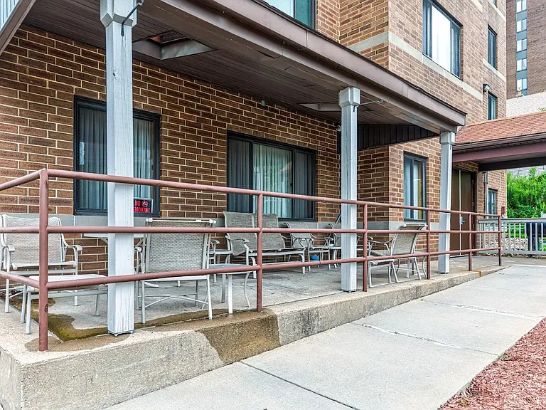 Sweetbriar Place Apartments — Photo 4