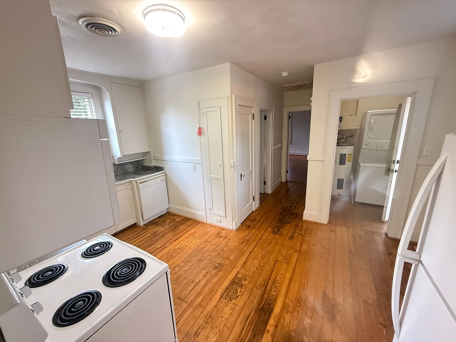 1 bed, 1.0 bath, 1035 sqft, $1,100 — Photo 3