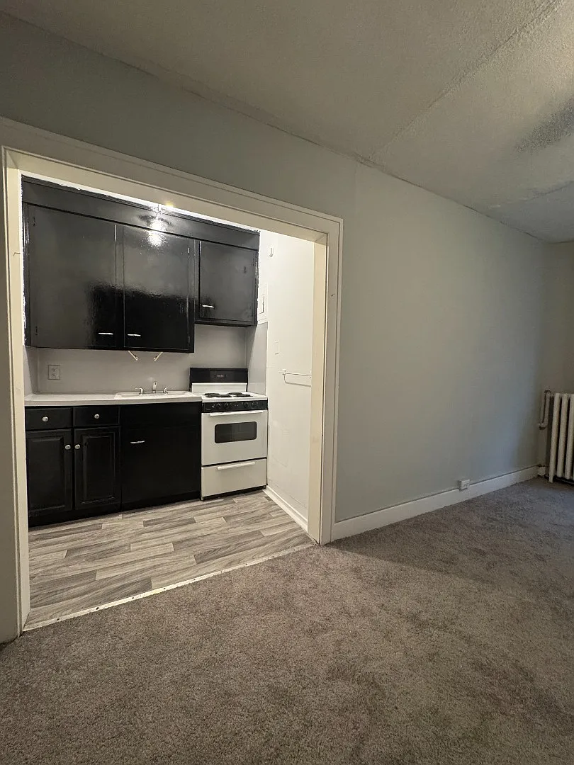 Cozy Studio Retreat in Toledo Affordable Comfort at 700 Spencer St — Photo 3