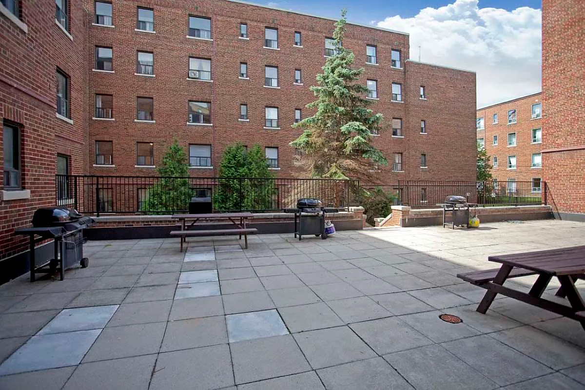 Chatsworth Apartments — Photo 1
