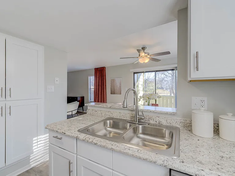 Lago Vista Apartments — Photo 40