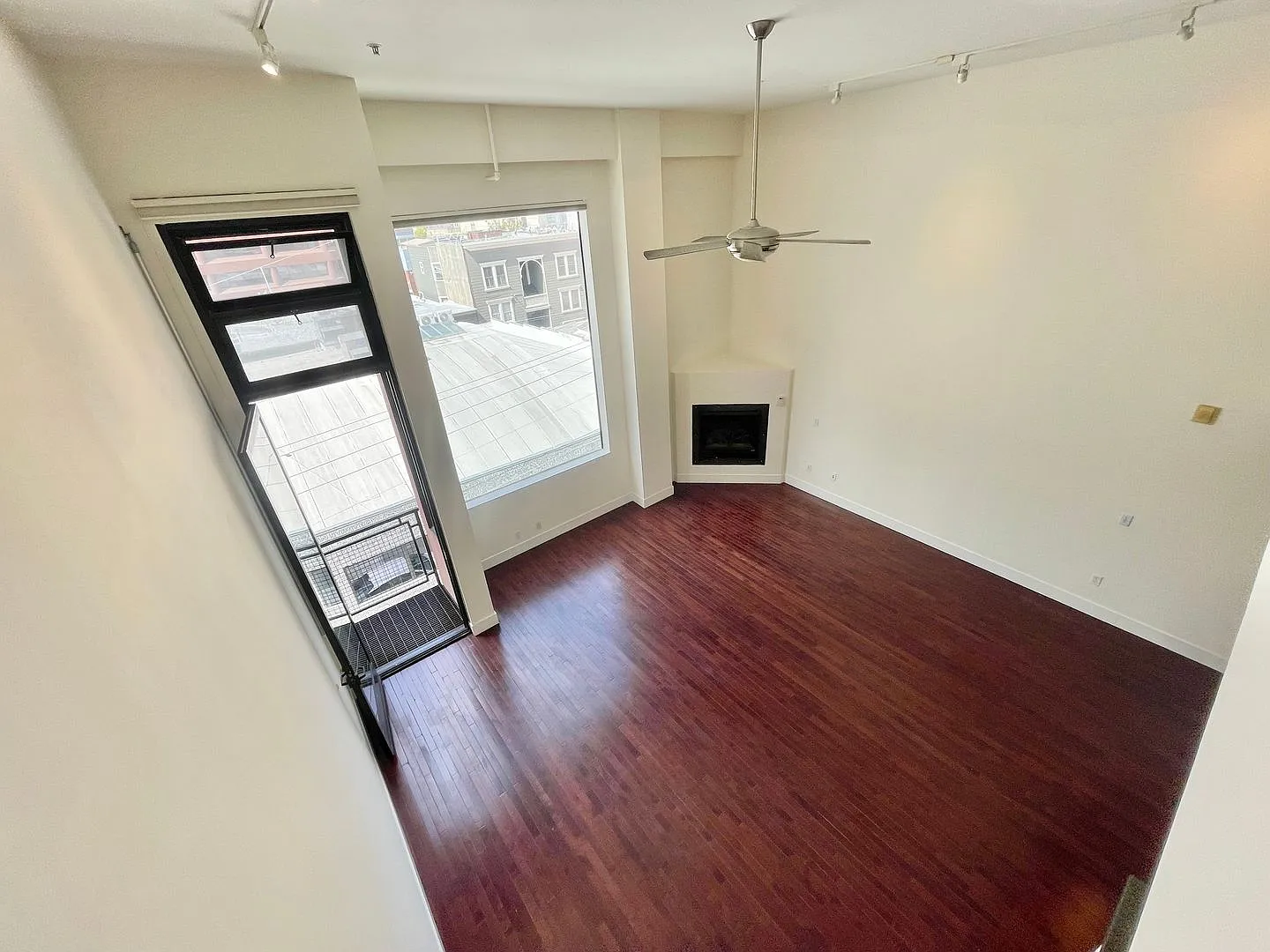 1br/2ba Spacious And Modern 2-Level View Loft! Laundry! Storage! Progressive — Photo 4