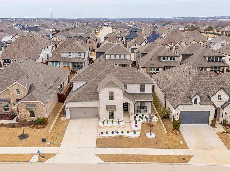 1700 Hydrangea Ln — Photo 2
