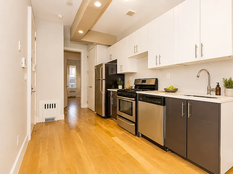 336 Melrose St #2R — Photo 2