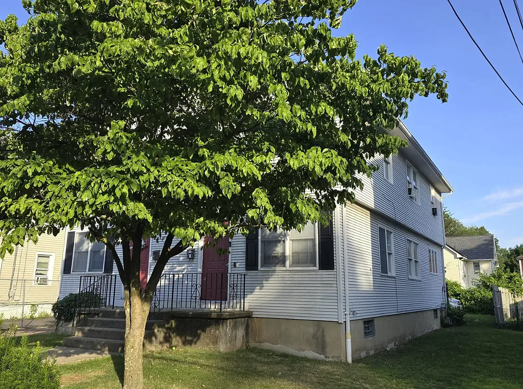 3 bed, 1400 sqft, $2,099 — Photo 2