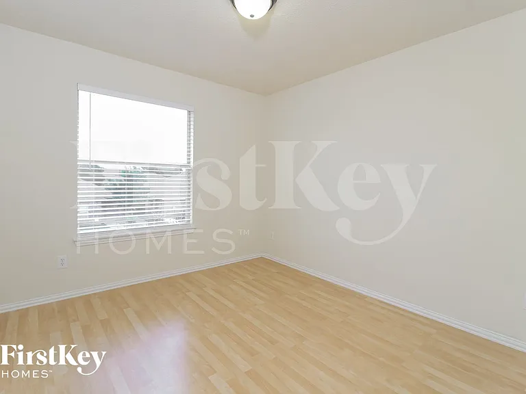 1055 Waterview Dr — Photo 12