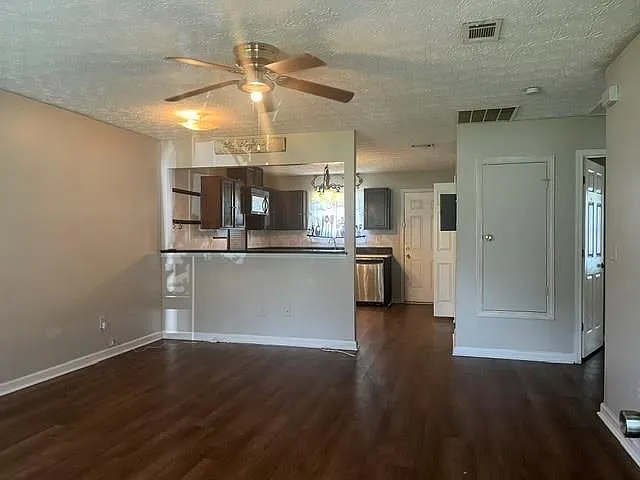 2 bed, 2.0 bath, 2230 sqft, $1,400 — Photo 2