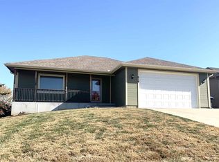 914 SW Woodbridge Pl, Topeka, KS 66606
