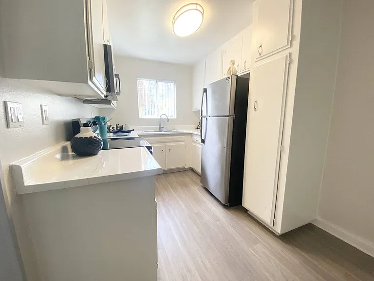 Chateau Woodley Hart Apartments — Photo 32