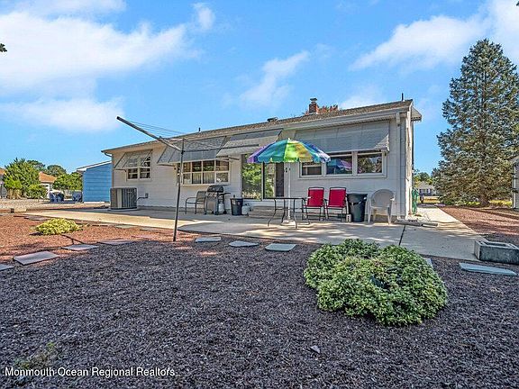 5th image of 7 Walesa Ct
