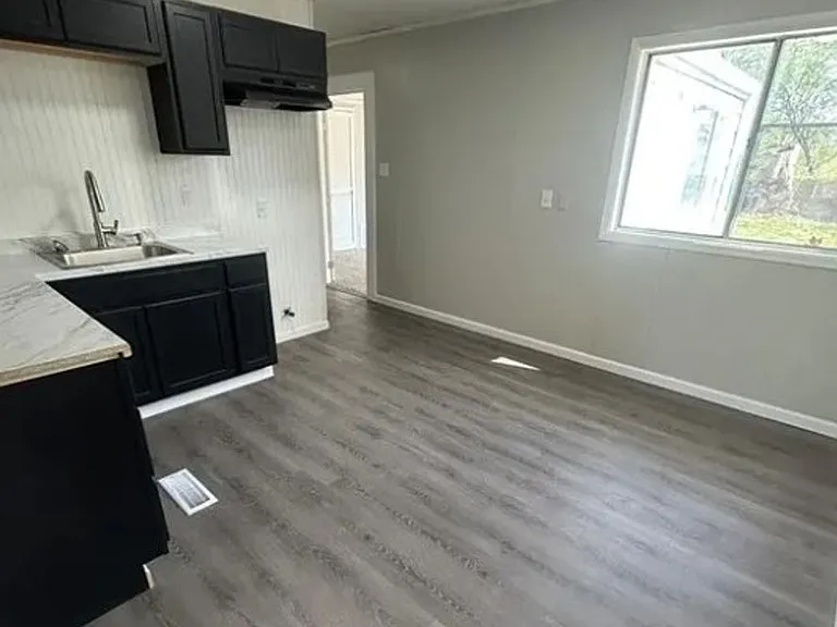 1711 Parklane Dr — Photo 2