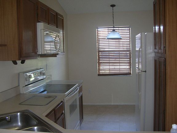 Kitchen w/newer appliances