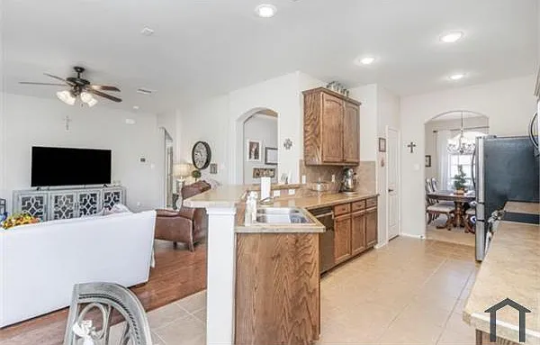 5 bed, 2303 sqft, $3,650 — Photo 4