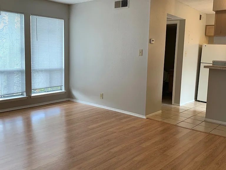 105 E 38th St #303 — Photo 5
