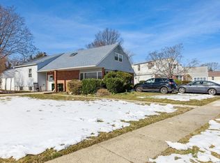 9 Stephen Ln, Hicksville, NY 11801