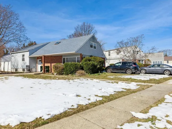 9 Stephen Lane, Hicksville, NY 11801