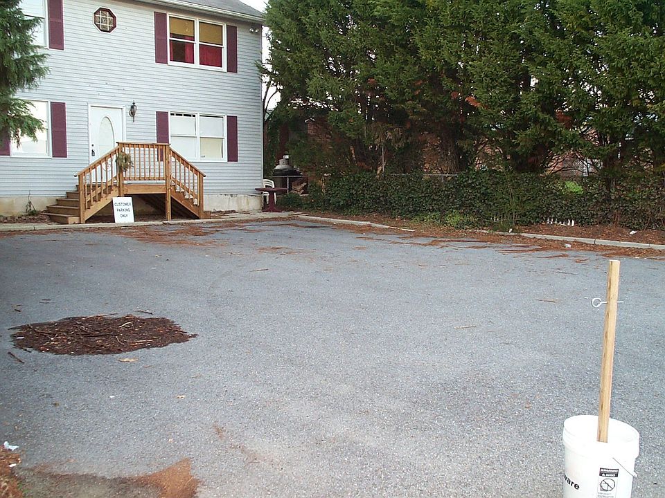 Parking Lot included!!