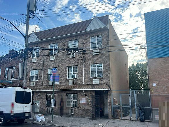 2nd image of 652 Ashford St