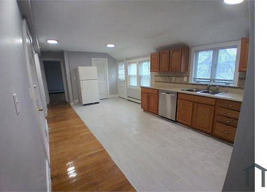 5th image of 792 Southern Artery Unit 2