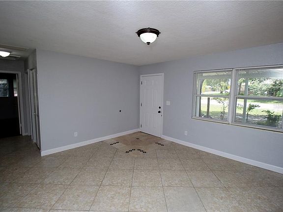 4th image of 1533 Young Ave