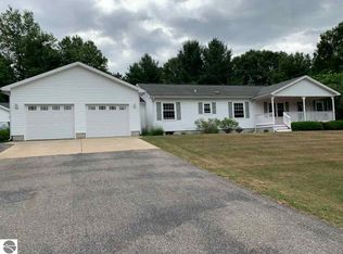 915 Scott Dr, Cadillac, MI 49601