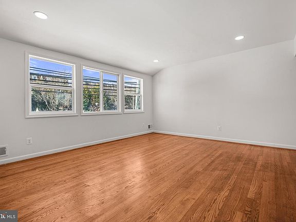 4th image of 8100 Oxon Hill Rd