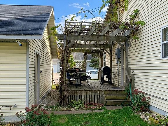 4th image of 902 4th St NE