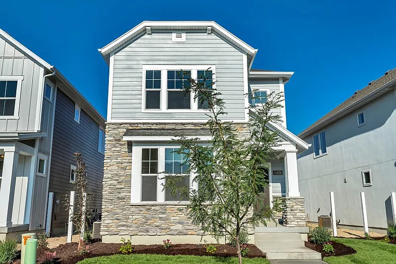 3 bed, 2.0 bath, 2400 sqft, $2,575 — Photo 2