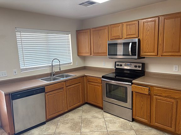 3rd image of 817 E Yuma Ave