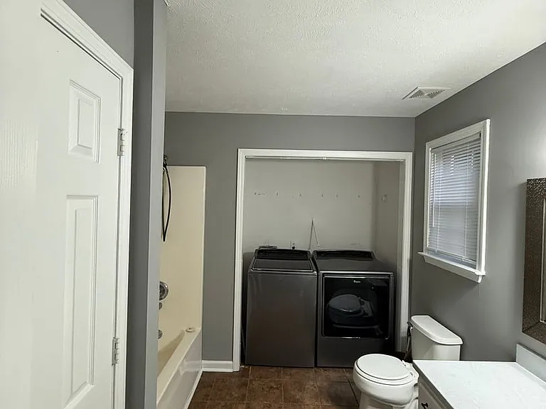 327 Center St — Photo 14