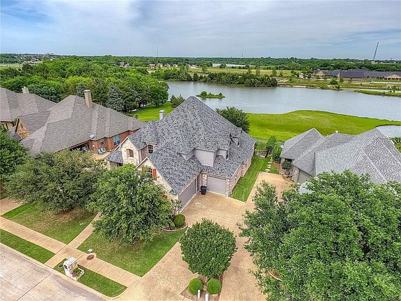 3rd image of 724 Windsong Ln