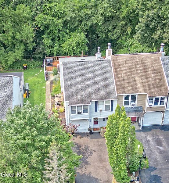 2nd image of 27 Carriage Road