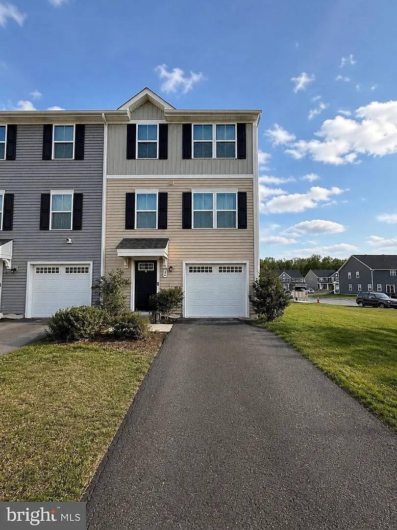 3 bed, 2.5 bath, 1960 sqft, $1,850 — Photo 1